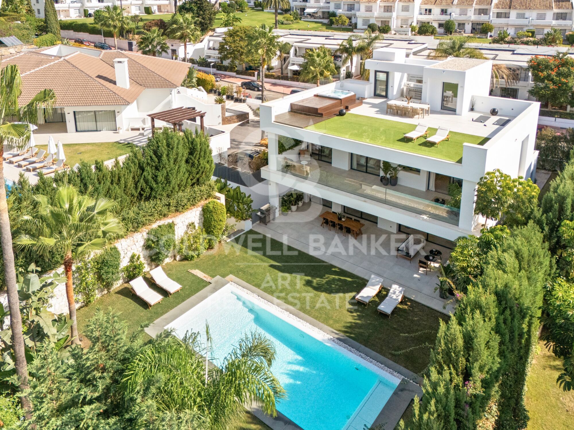 Villa contemporánea de lujo con piscina privada y vistas panorámicas en Nueva Andalucía, Marbella