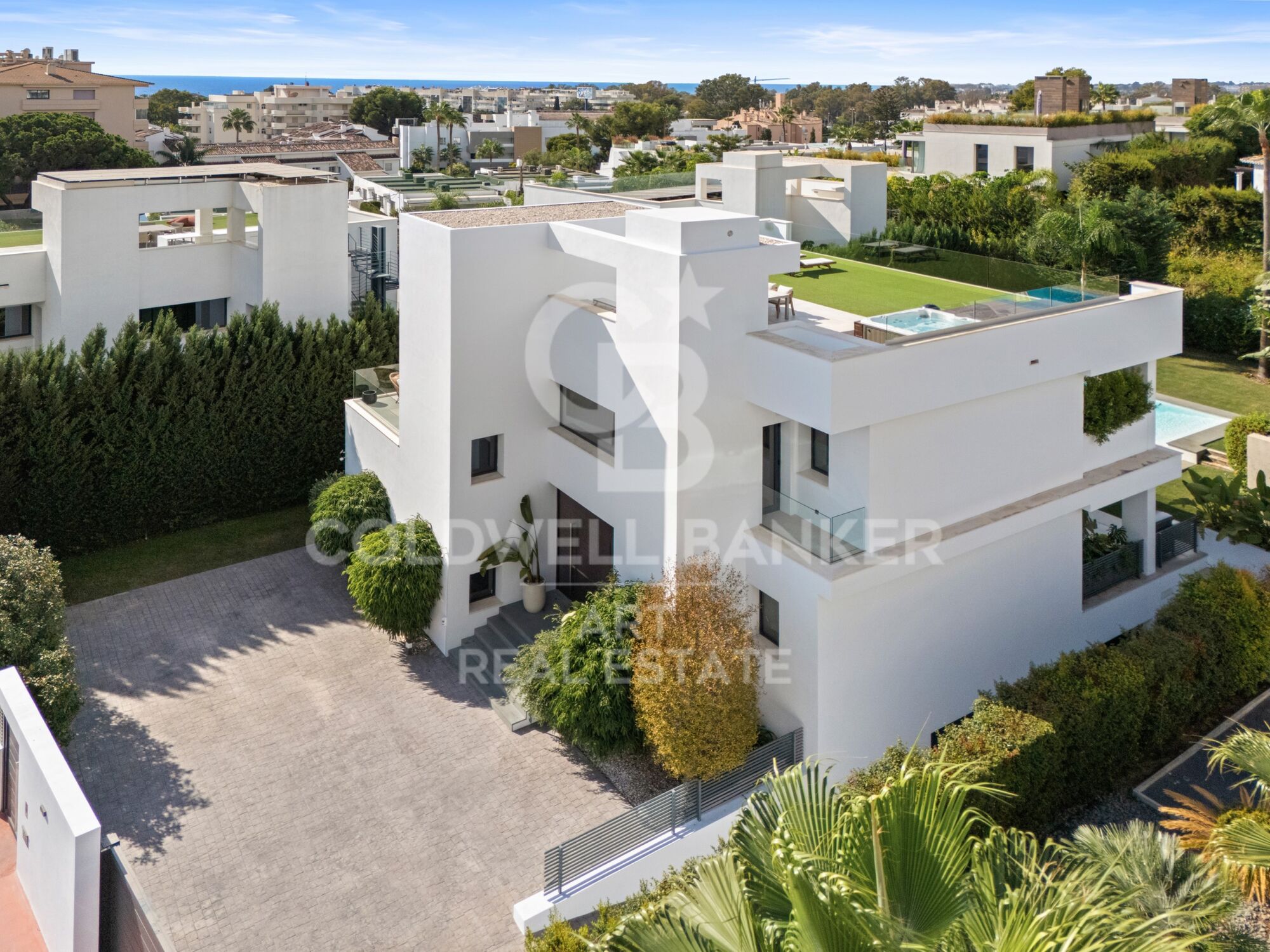 Villa contemporánea de lujo con piscina privada y vistas panorámicas en Nueva Andalucía, Marbella