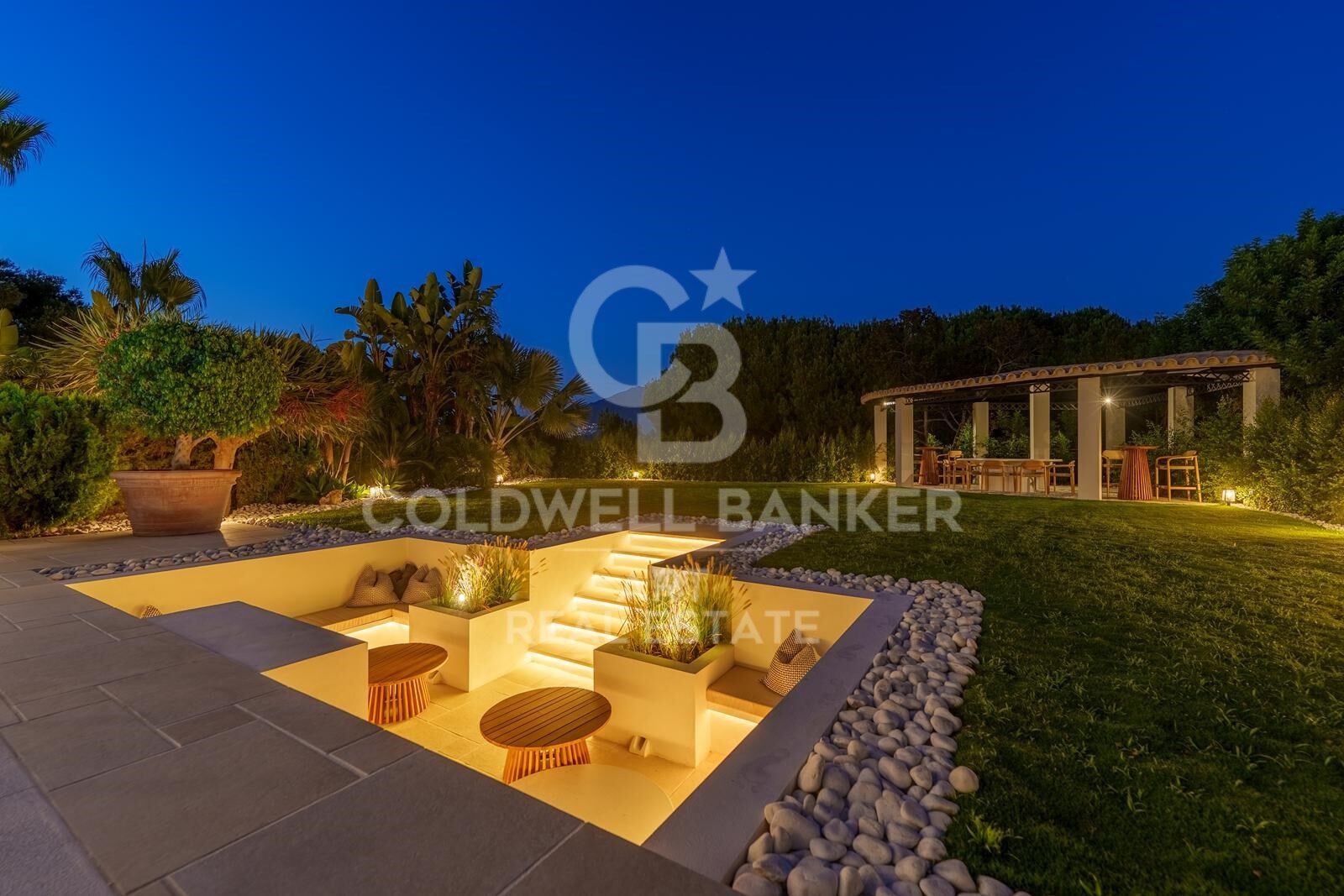 Impressionnante villa contemporaine avec vue panoramique à Puerto Banús.