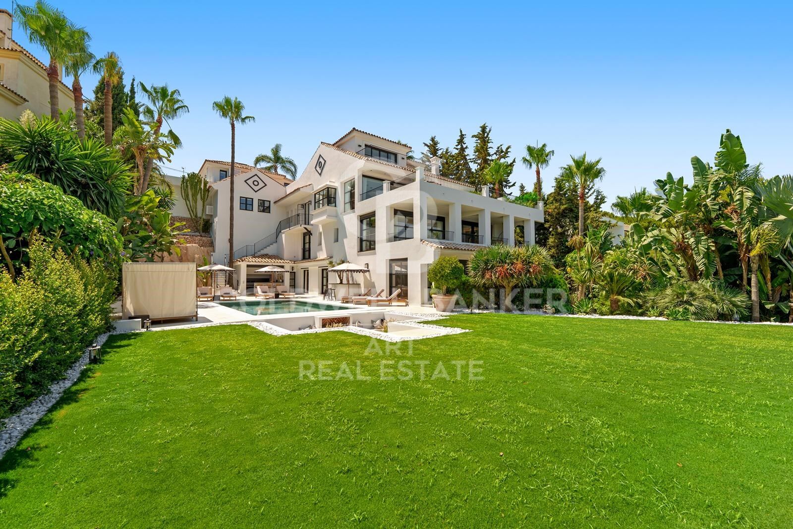 Impressionnante villa contemporaine avec vue panoramique à Puerto Banús.