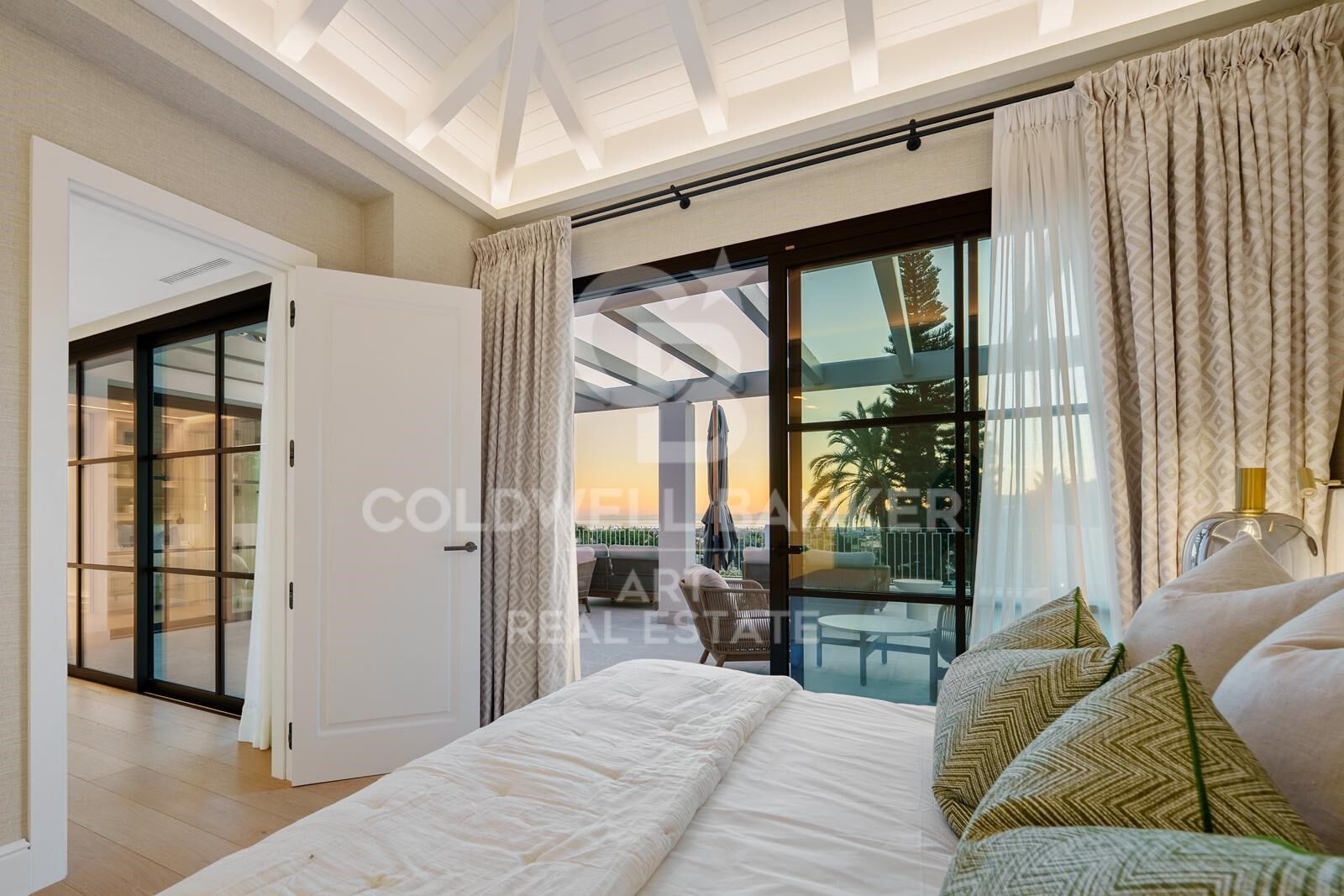 Exklusive moderne mediterrane Villa in La Quinta mit Panoramablick auf das Meer.