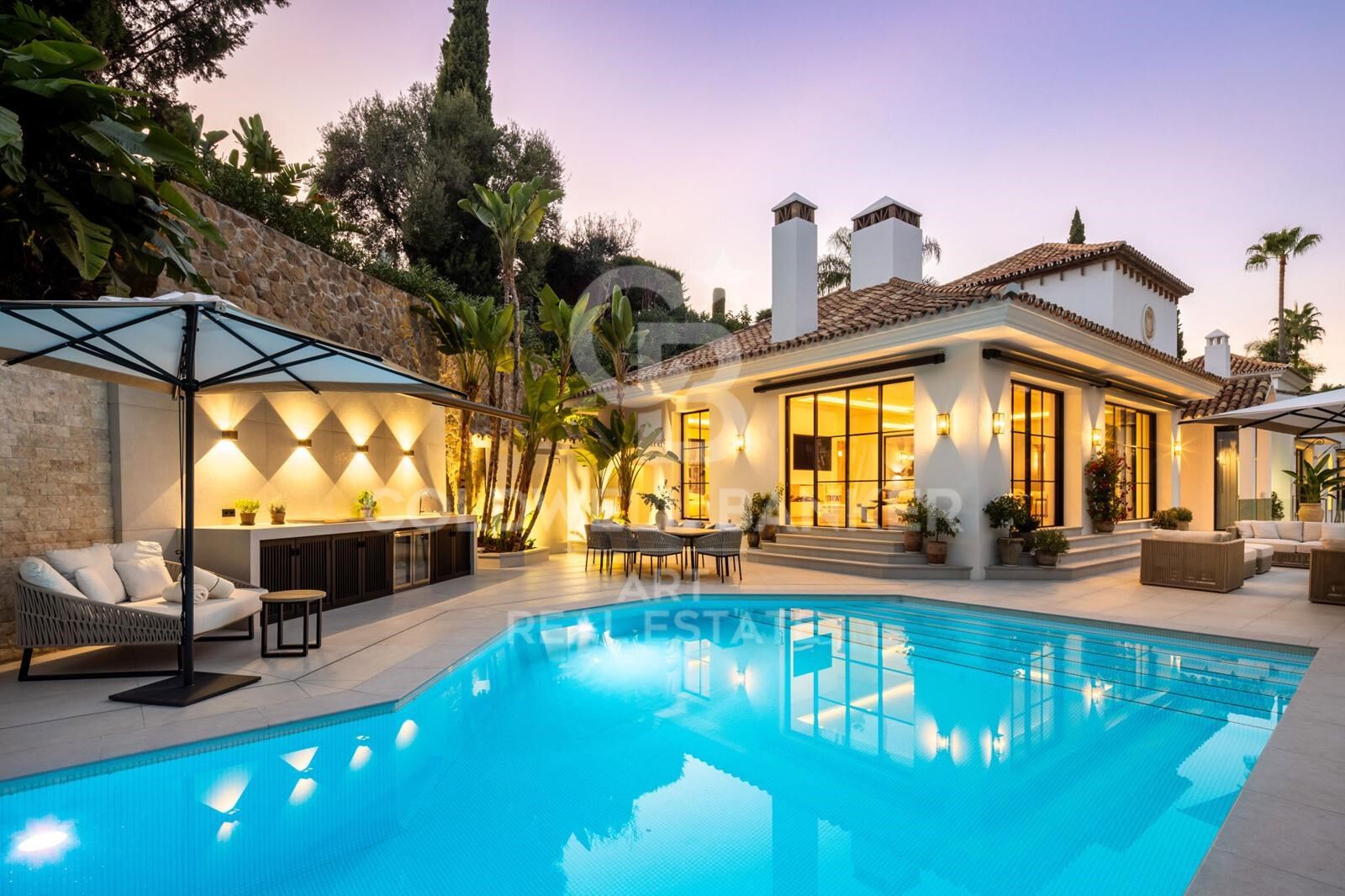 Villa andalouse contemporaine avec vues panoramiques à El Herrojo Alto, Benahavís