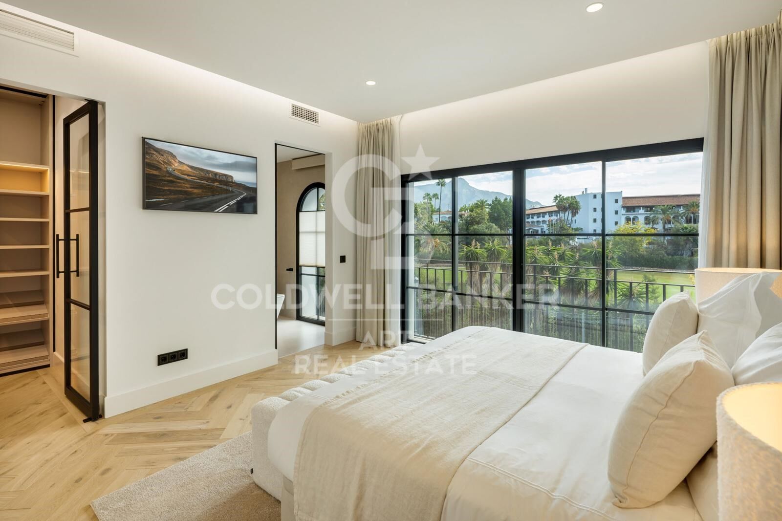 Villa andalouse contemporaine avec vues panoramiques à El Herrojo Alto, Benahavís