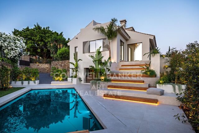 Moderne Luxusvilla mit tropischer Ruhe