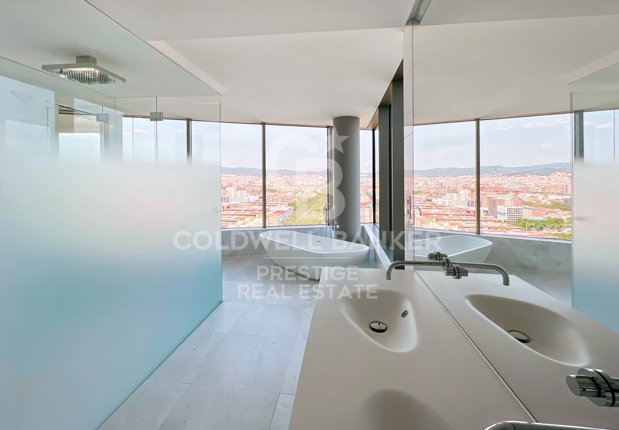 Iconic building in Barcelona: A luxury in heights in Diagonal Mar