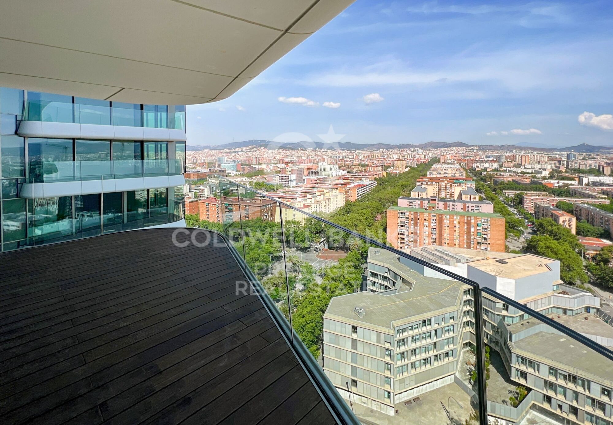 Icónico edificio en Barcelona: Un lujo en alturas en Diagonal Mar