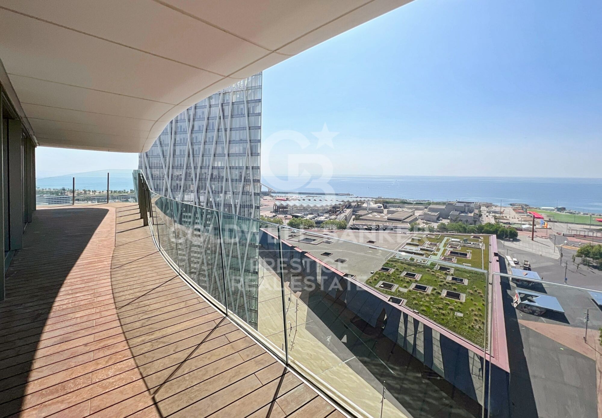 Icónico edificio en Barcelona: Un lujo en alturas en Diagonal Mar