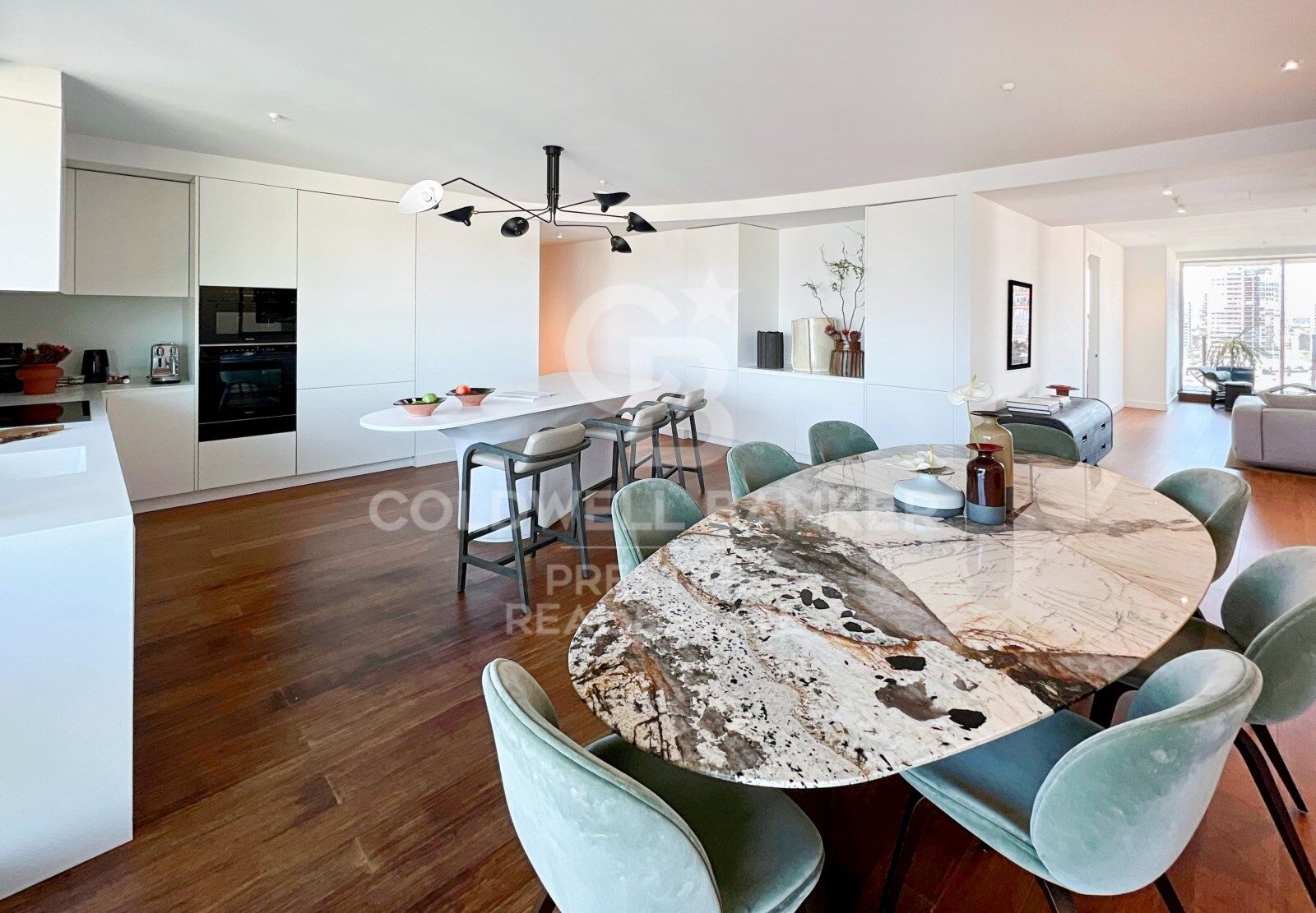 Icónico edificio en Barcelona: Un lujo en alturas en Diagonal Mar