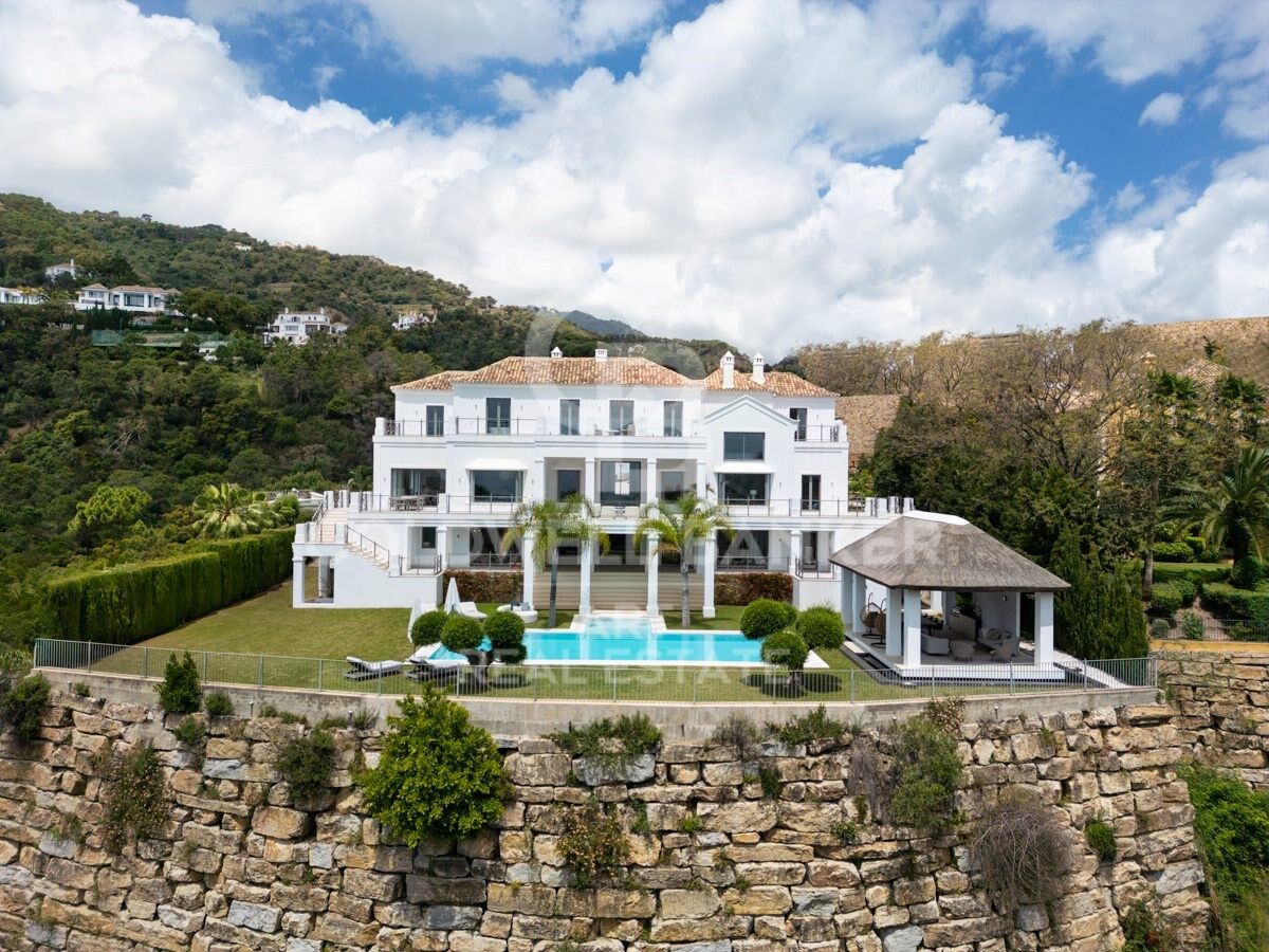 Élégante Demeure Andalouse-Contemporaine avec Vue Panoramique sur la Mer à El Madroñal, Benahavís