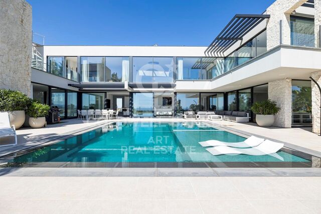 Elegante villa contemporánea en primera línea de golf con vistas al mar en La Alquería, Benahavís
