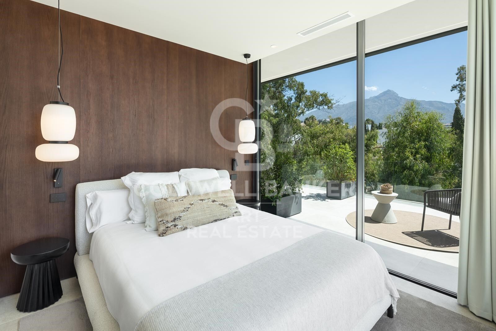 Elegant eco-conscious villa with panoramic views in prestigious La Cerquilla, Nueva Andalucía