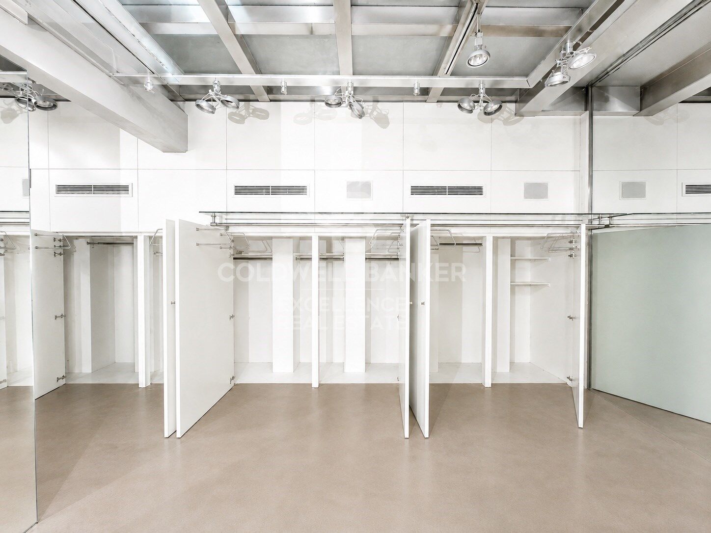 Business opportunity in Plaza del Patriarca: low commercial rental next to Poeta Querol