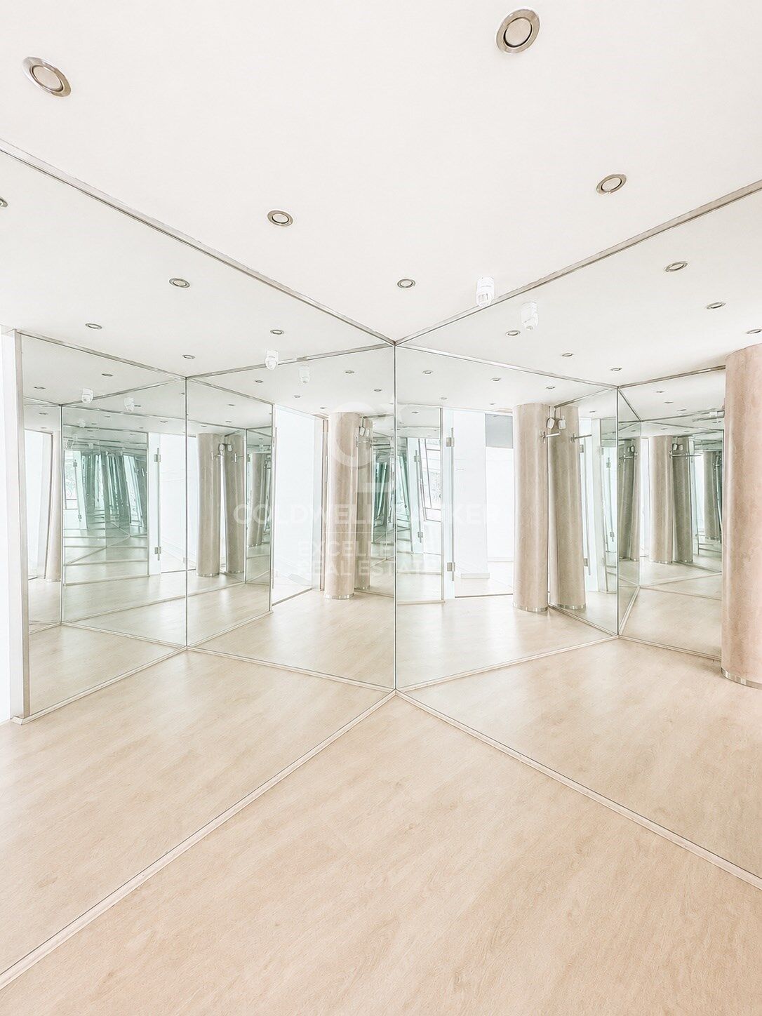 Business opportunity in Plaza del Patriarca: low commercial rental next to Poeta Querol