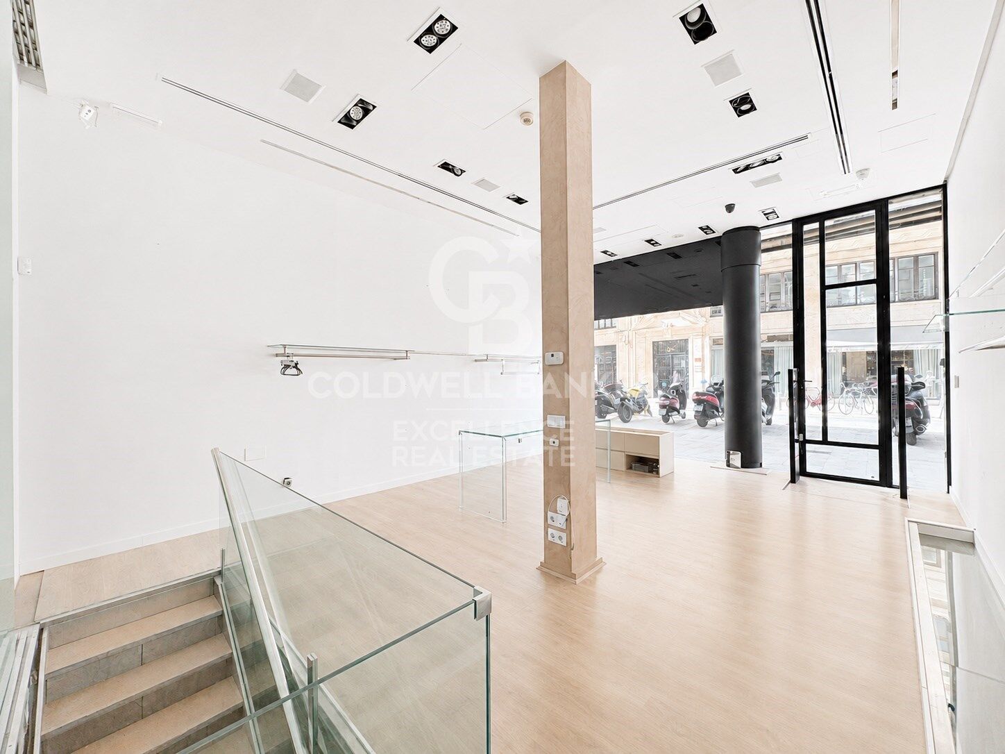 Business opportunity in Plaza del Patriarca: low commercial rental next to Poeta Querol