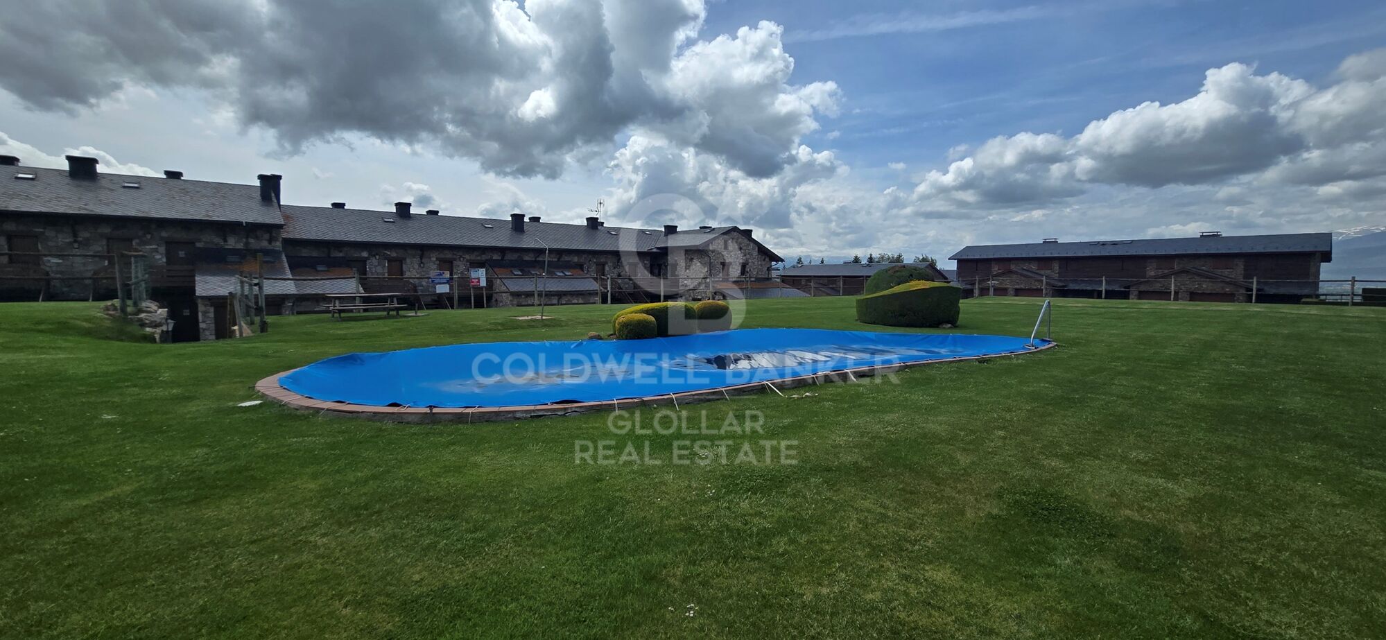 Tu refugio de verano en Sainte Léocadie con jardín y piscina