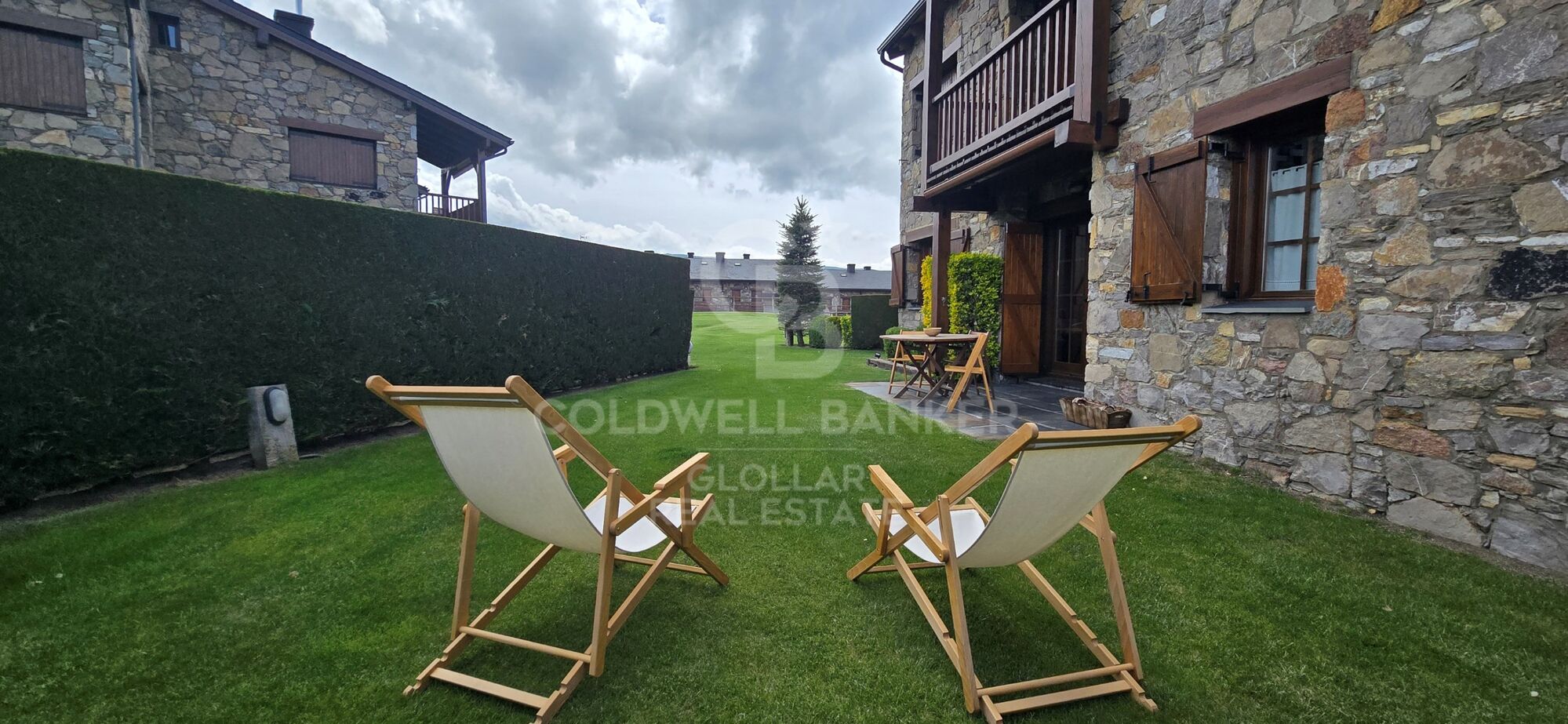 Tu refugio de verano en Sainte Léocadie con jardín y piscina