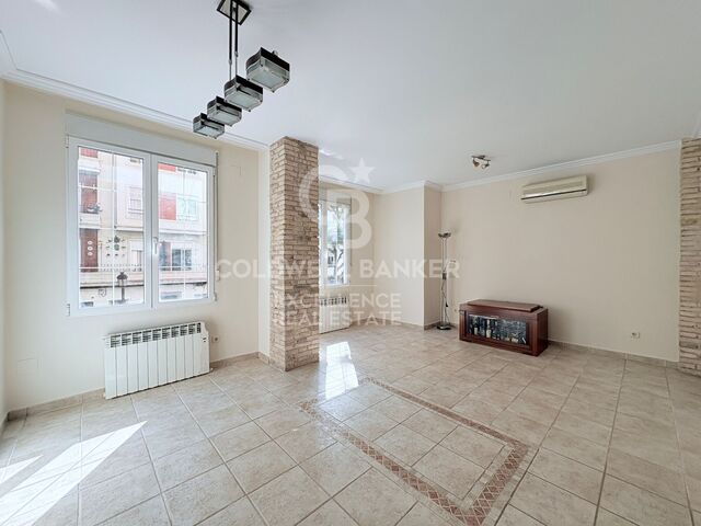 Piso reformado con terraza, vigas vistas y acabados premium en Arrancapins.