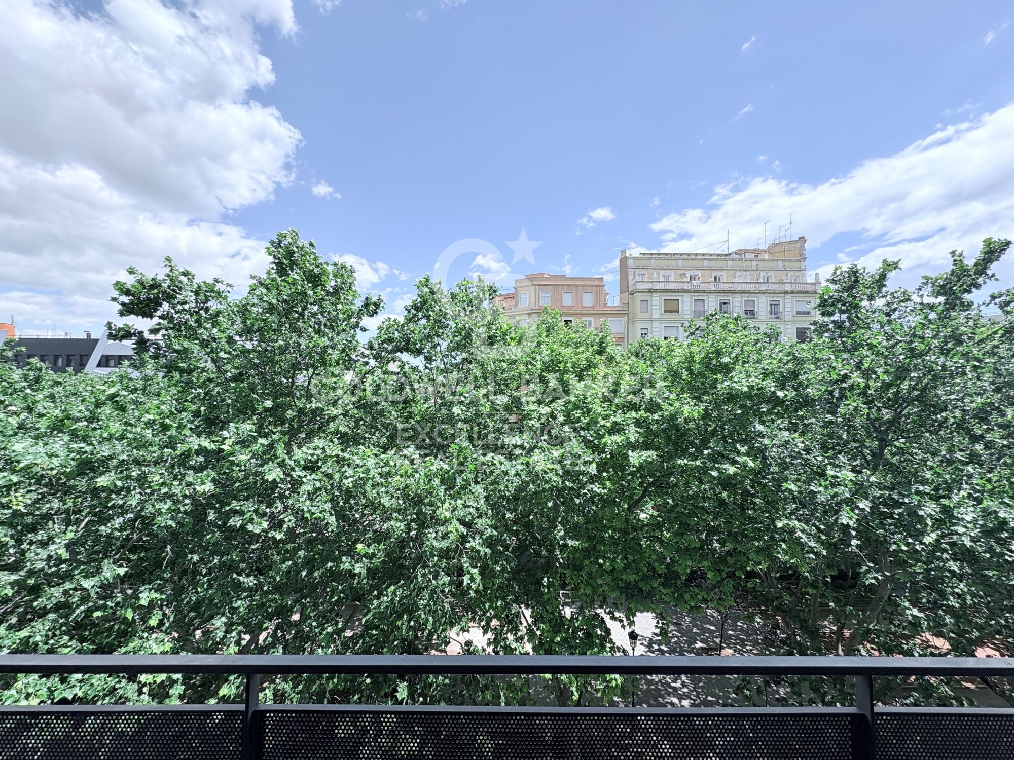 Bright Apartment with Terrace and Garage on Gran Vía Ramón y Cajal