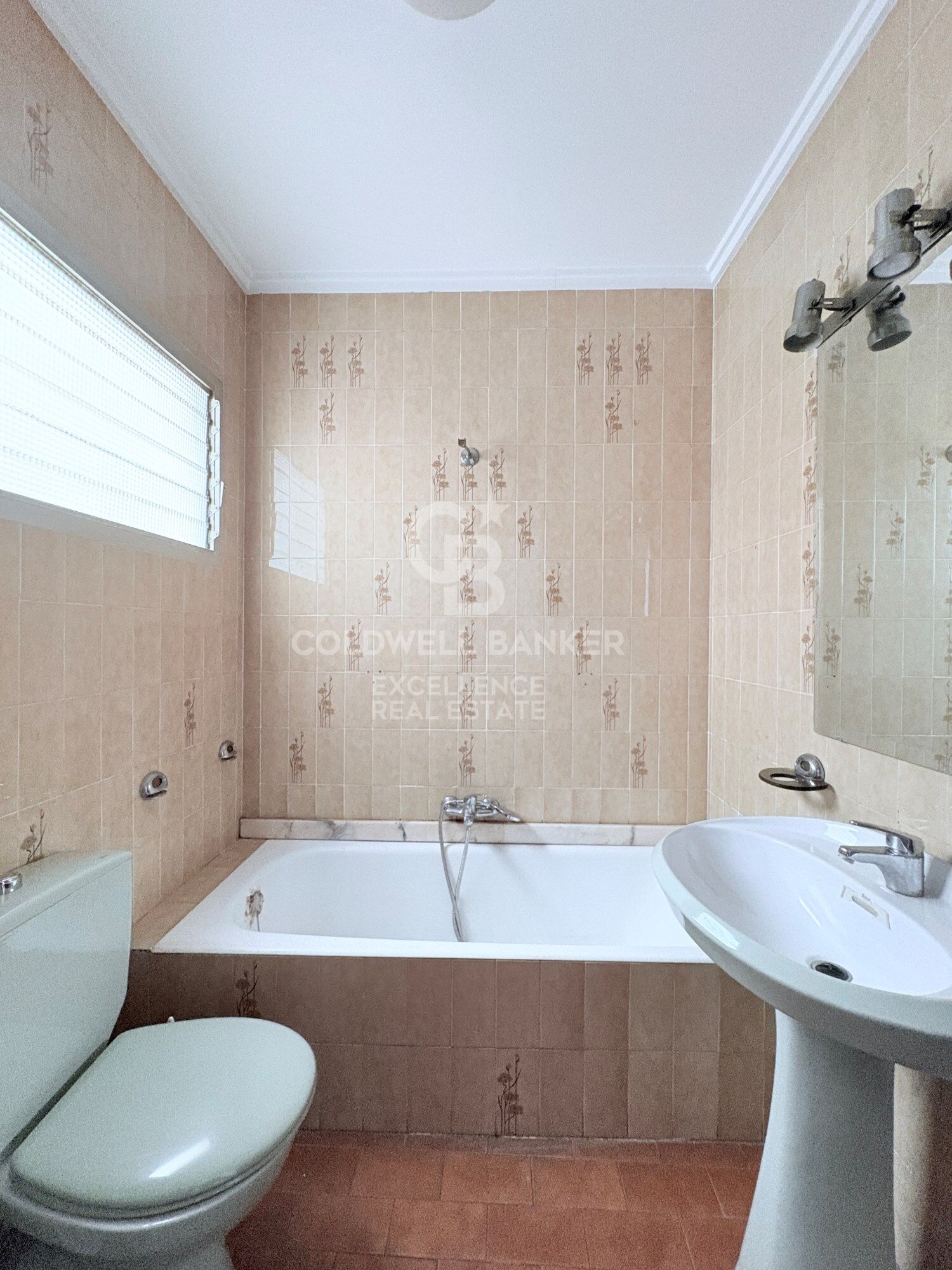 Bright Apartment with Terrace and Garage on Gran Vía Ramón y Cajal