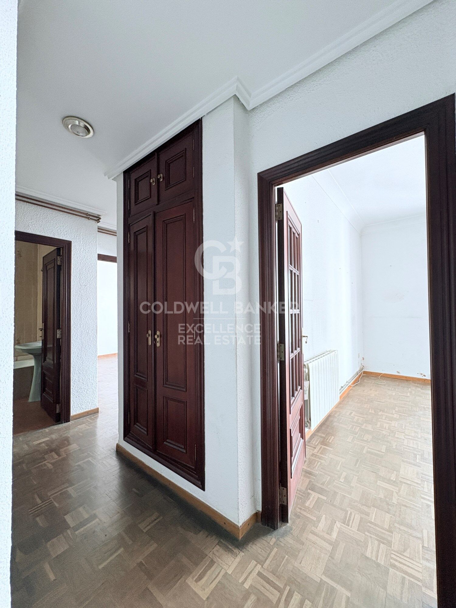 Bright Apartment with Terrace and Garage on Gran Vía Ramón y Cajal
