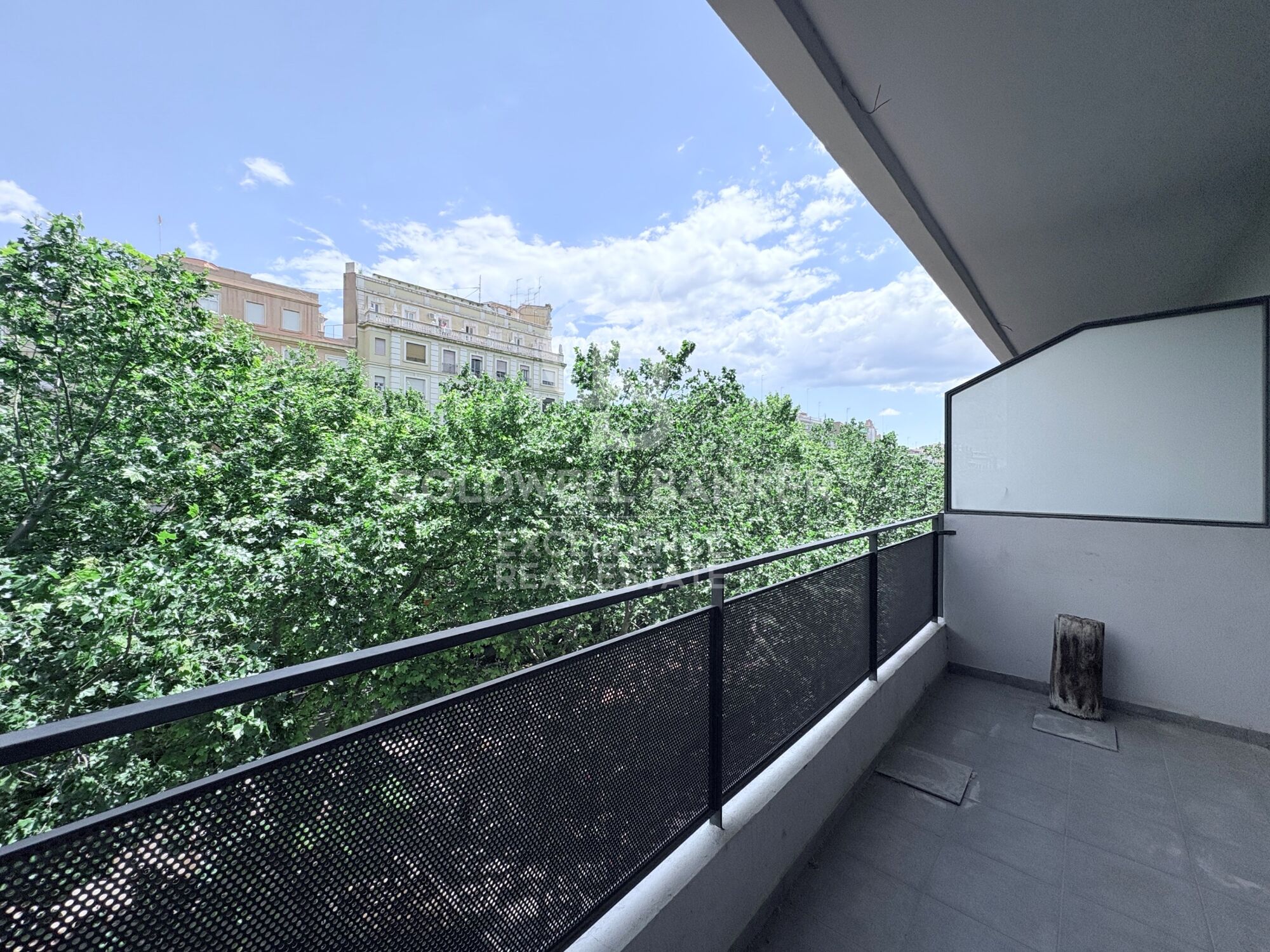 Bright Apartment with Terrace and Garage on Gran Vía Ramón y Cajal