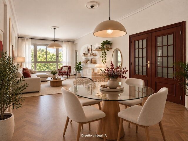 190 m² apartment with terrace, garage and great potential on Gran Vía Ramón y Cajal