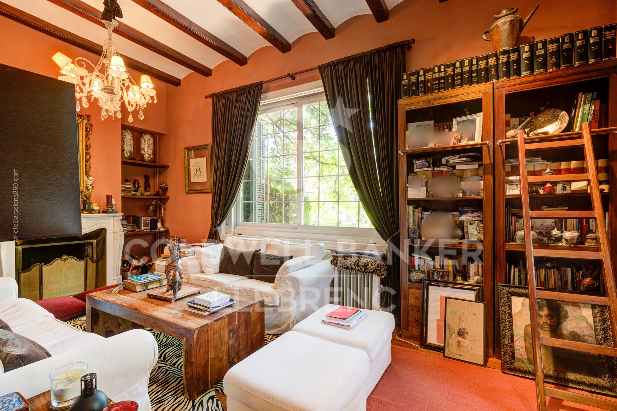 Charmante propriété à vendre à Vallvidrera avec éléments modernistes, jardin et piscine