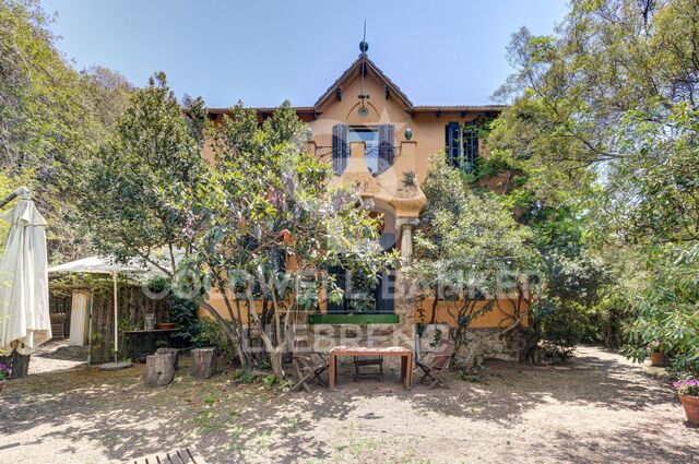 Charmante propriété à vendre à Vallvidrera avec éléments modernistes, jardin et piscine