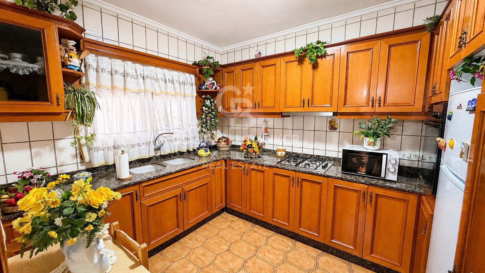 Spacious home with private gardens, terrace and multiple storage spaces in Loriguilla
