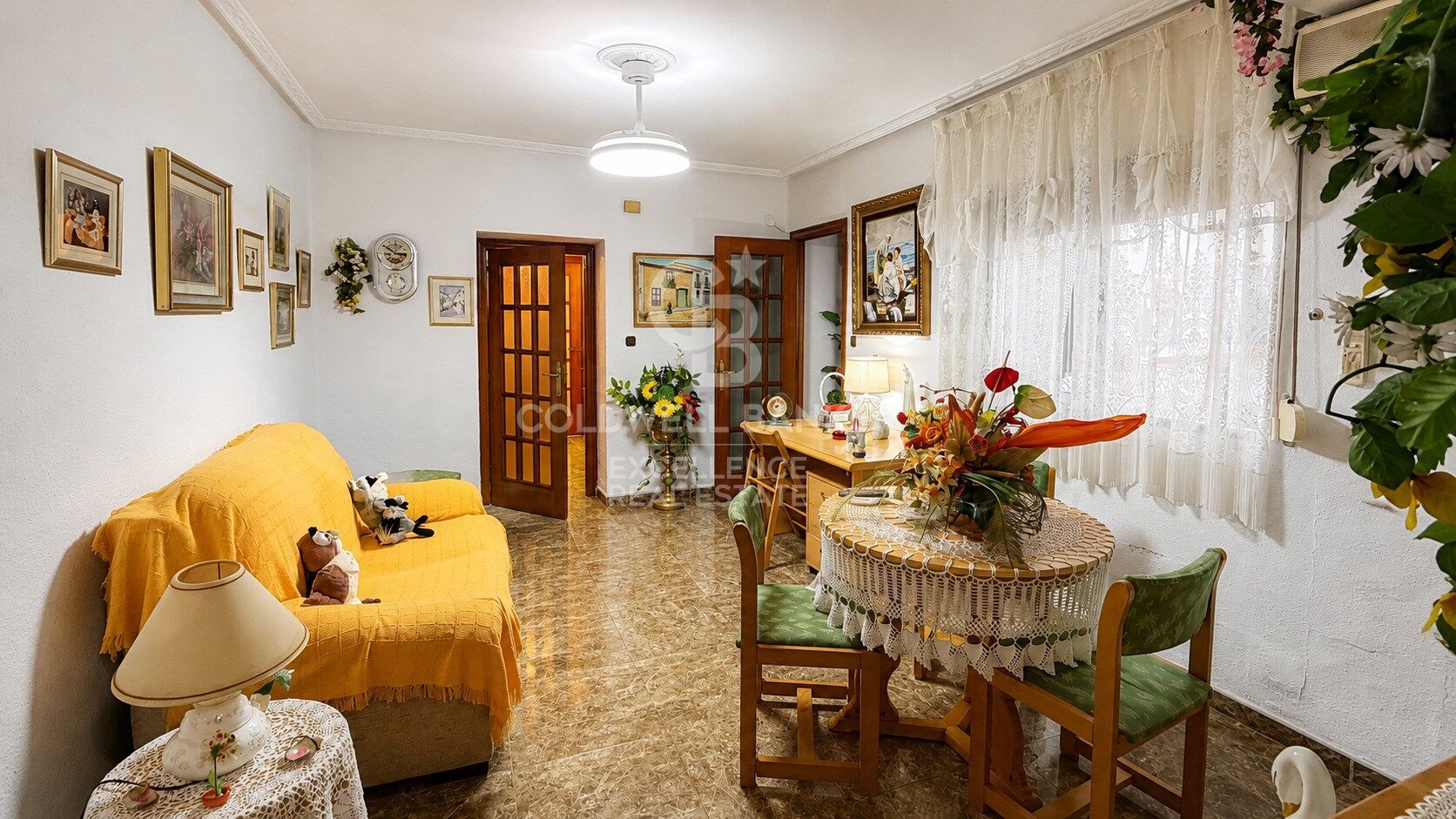 Spacious home with private gardens, terrace and multiple storage spaces in Loriguilla