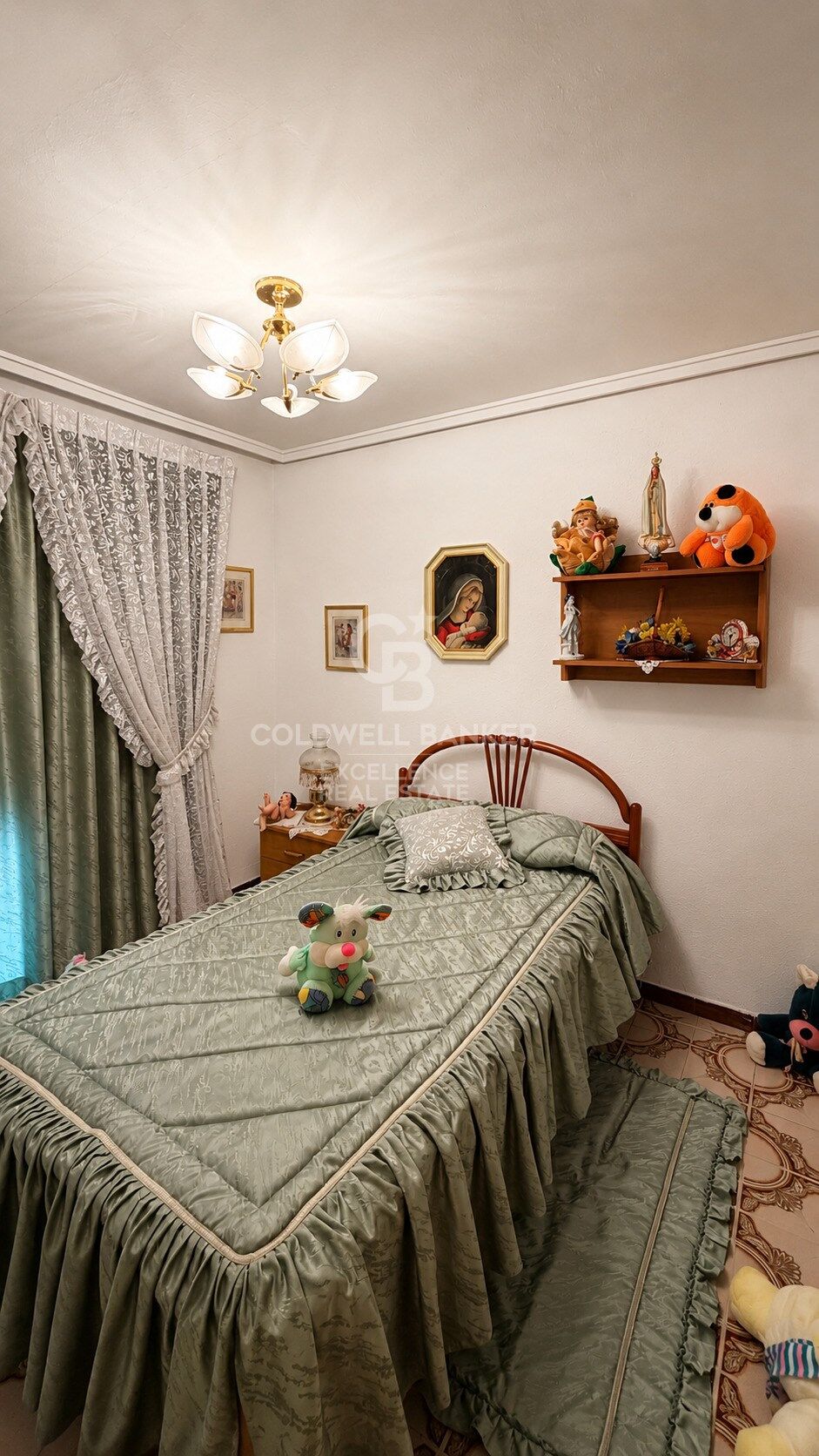 Spacious home with private gardens, terrace and multiple storage spaces in Loriguilla