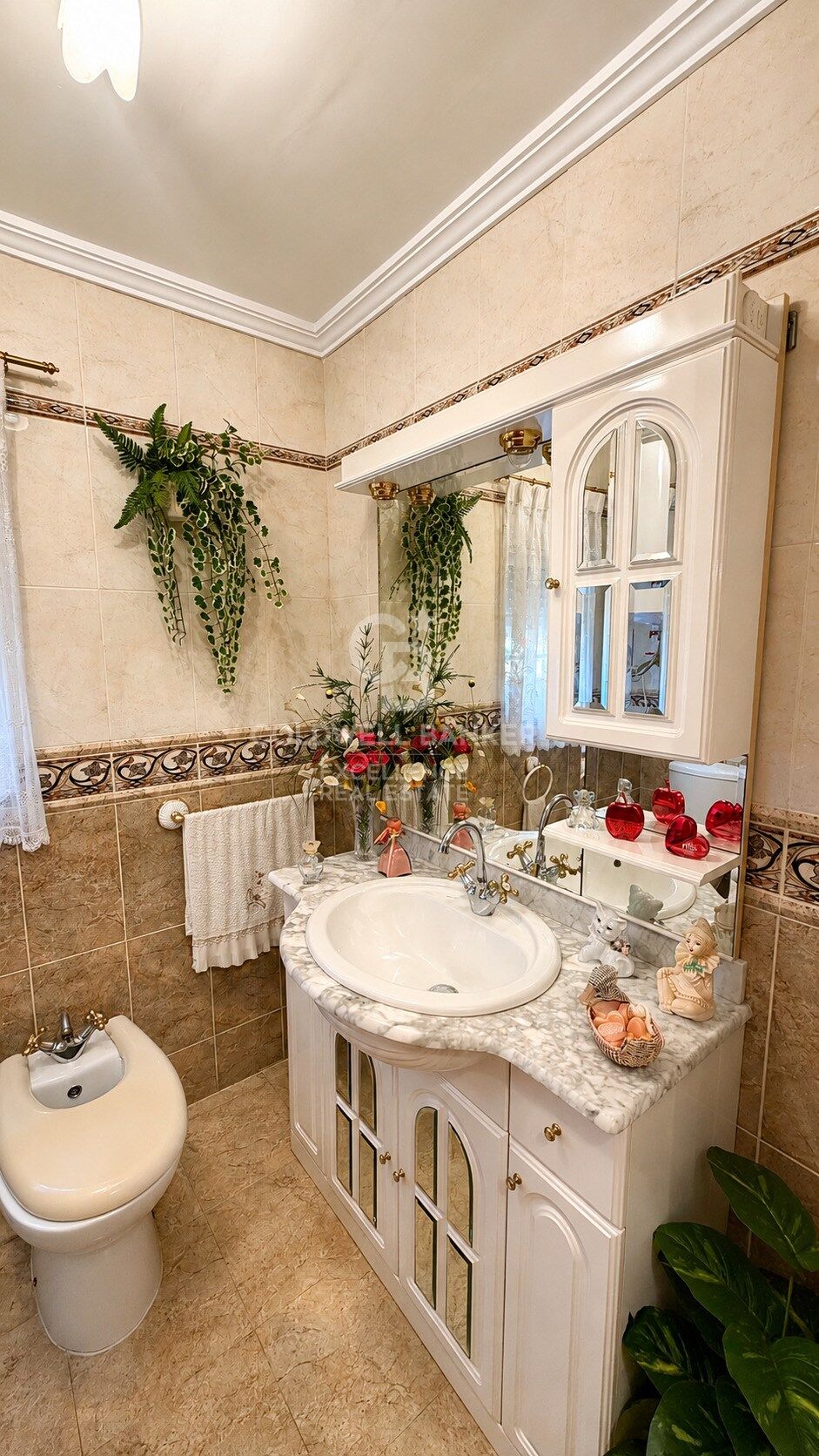 Spacious home with private gardens, terrace and multiple storage spaces in Loriguilla