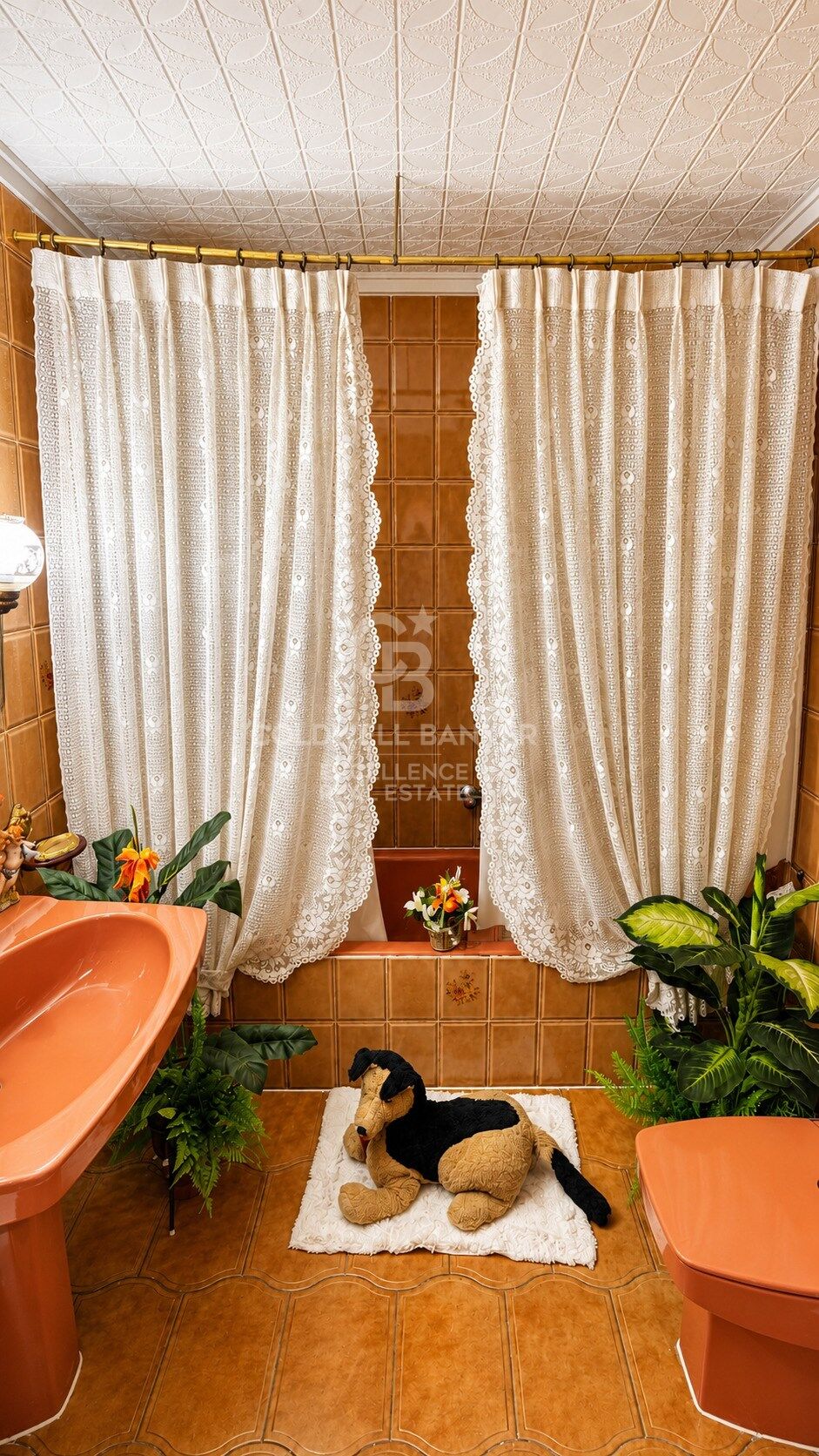 Spacious home with private gardens, terrace and multiple storage spaces in Loriguilla