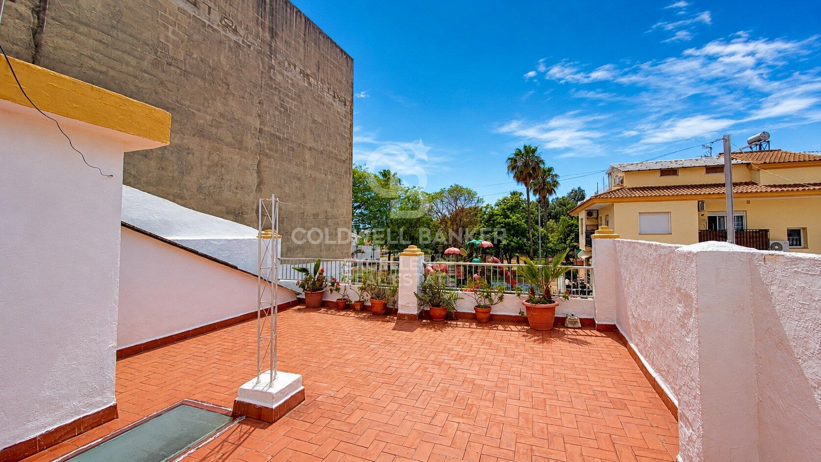 Spacious home with private gardens, terrace and multiple storage spaces in Loriguilla