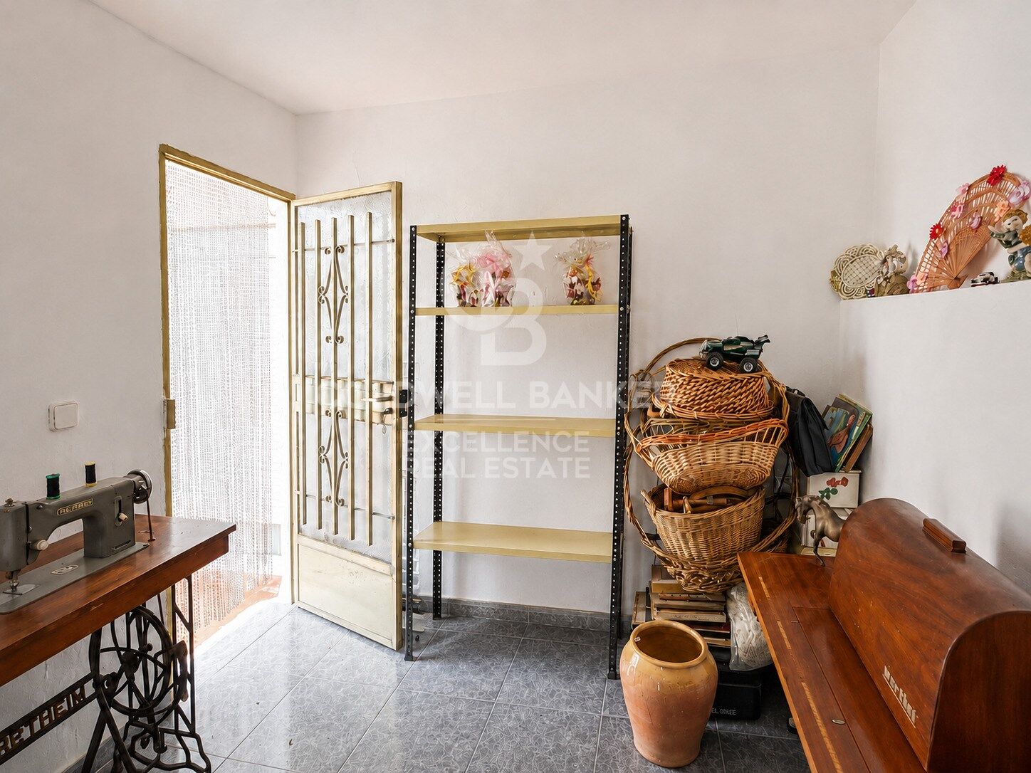 Spacious home with private gardens, terrace and multiple storage spaces in Loriguilla