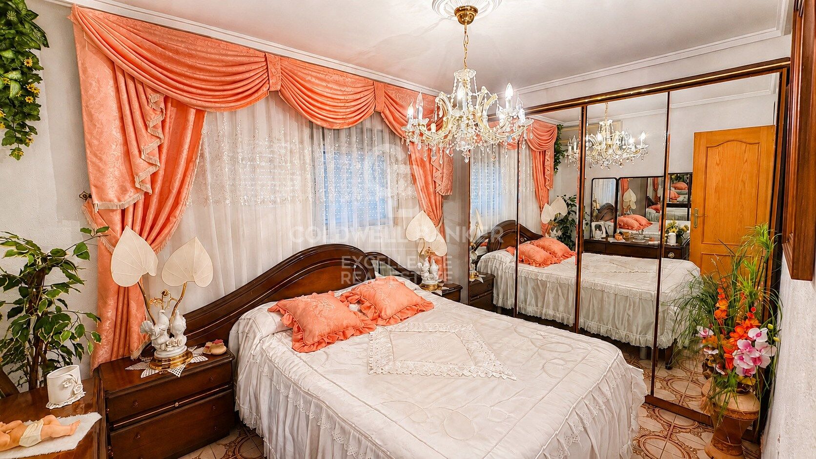 Spacious home with private gardens, terrace and multiple storage spaces in Loriguilla