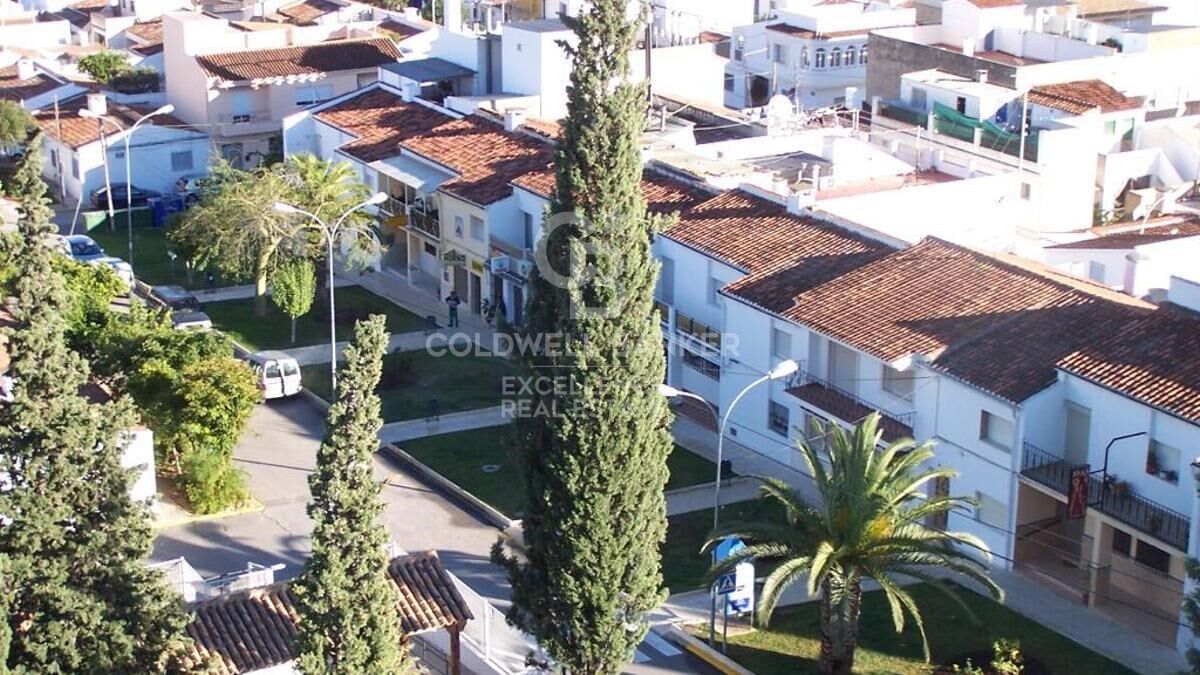 Amplia vivienda con jardines privados, terraza y múltiples espacios de almacenaje en Loriguilla