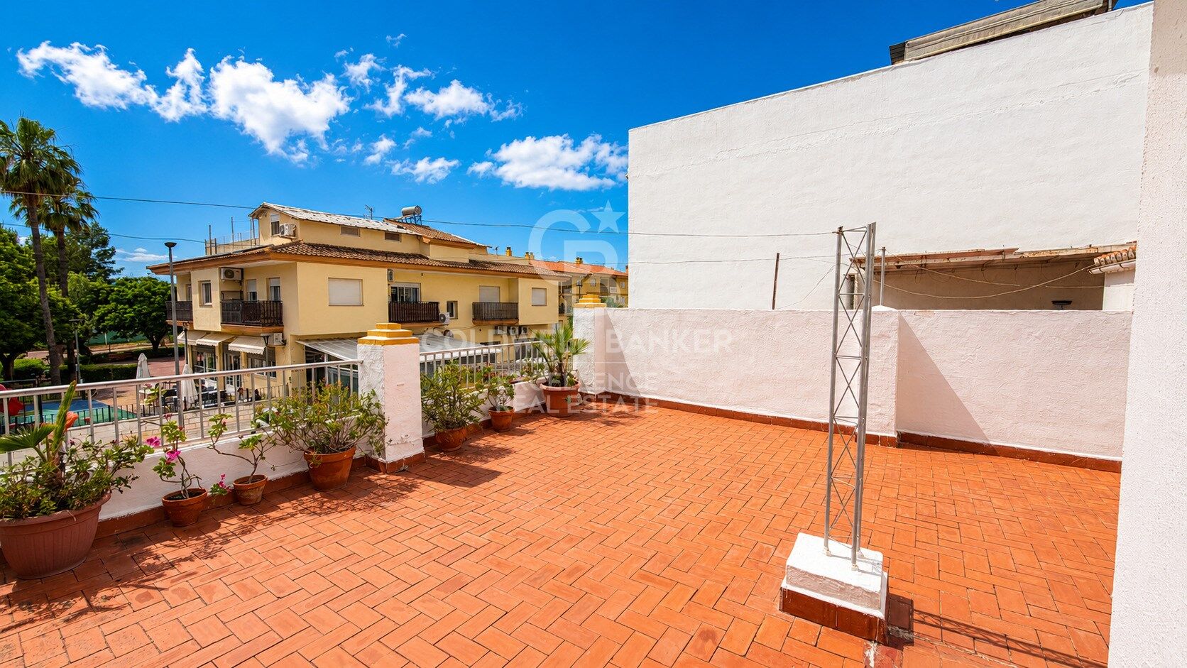Spacious home with private gardens, terrace and multiple storage spaces in Loriguilla
