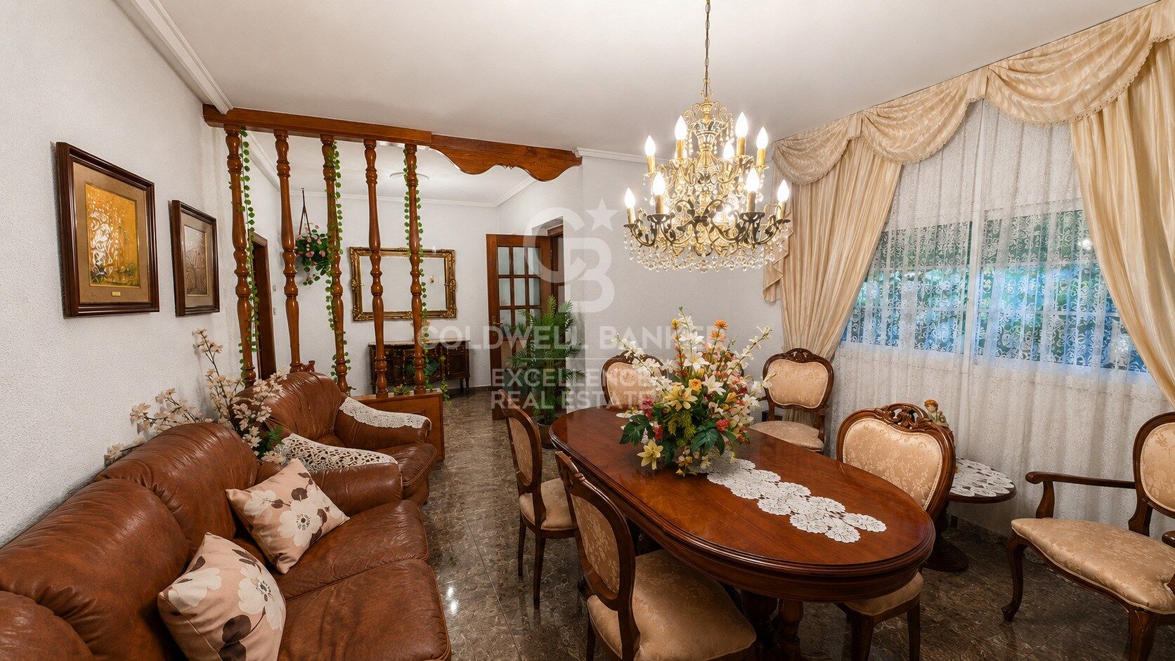 Spacious home with private gardens, terrace and multiple storage spaces in Loriguilla