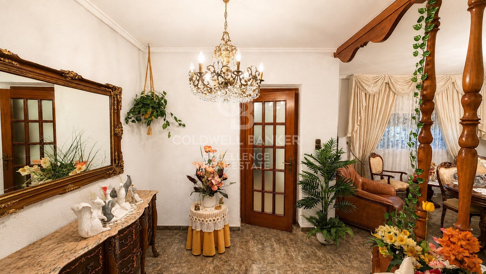 Spacious home with private gardens, terrace and multiple storage spaces in Loriguilla