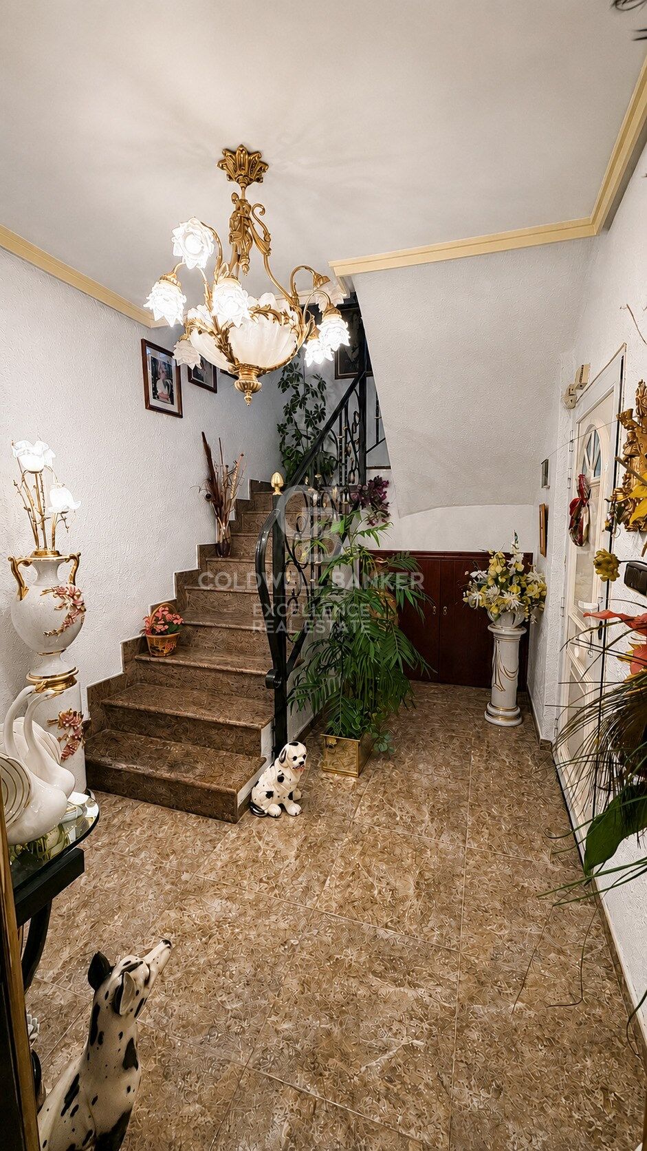 Spacious home with private gardens, terrace and multiple storage spaces in Loriguilla