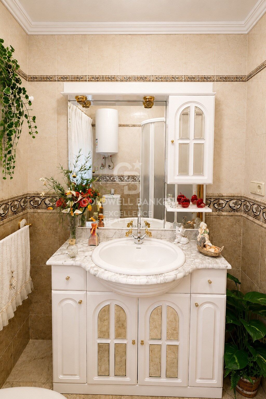 Spacious home with private gardens, terrace and multiple storage spaces in Loriguilla
