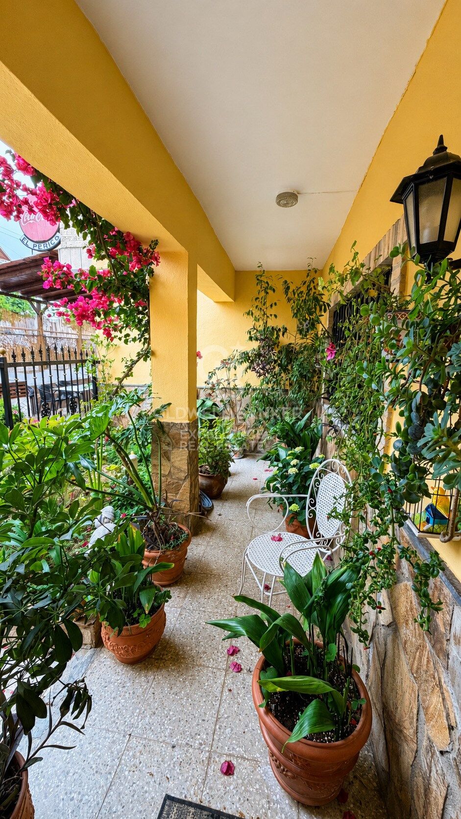 Spacious home with private gardens, terrace and multiple storage spaces in Loriguilla