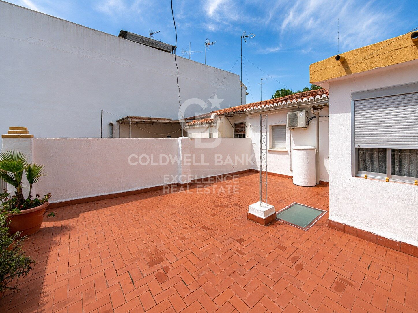 Spacious home with private gardens, terrace and multiple storage spaces in Loriguilla