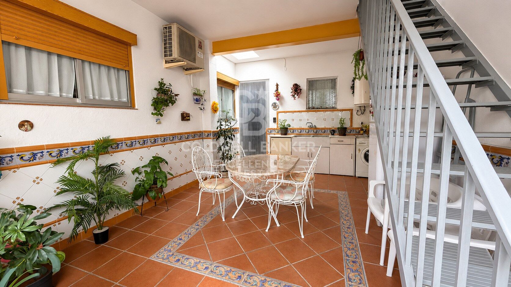 Spacious home with private gardens, terrace and multiple storage spaces in Loriguilla