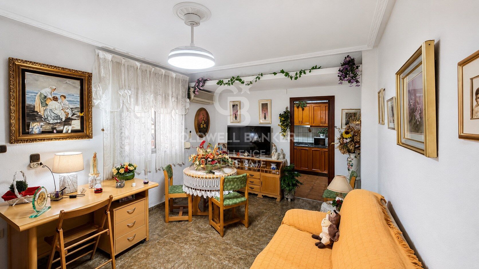 Spacious home with private gardens, terrace and multiple storage spaces in Loriguilla
