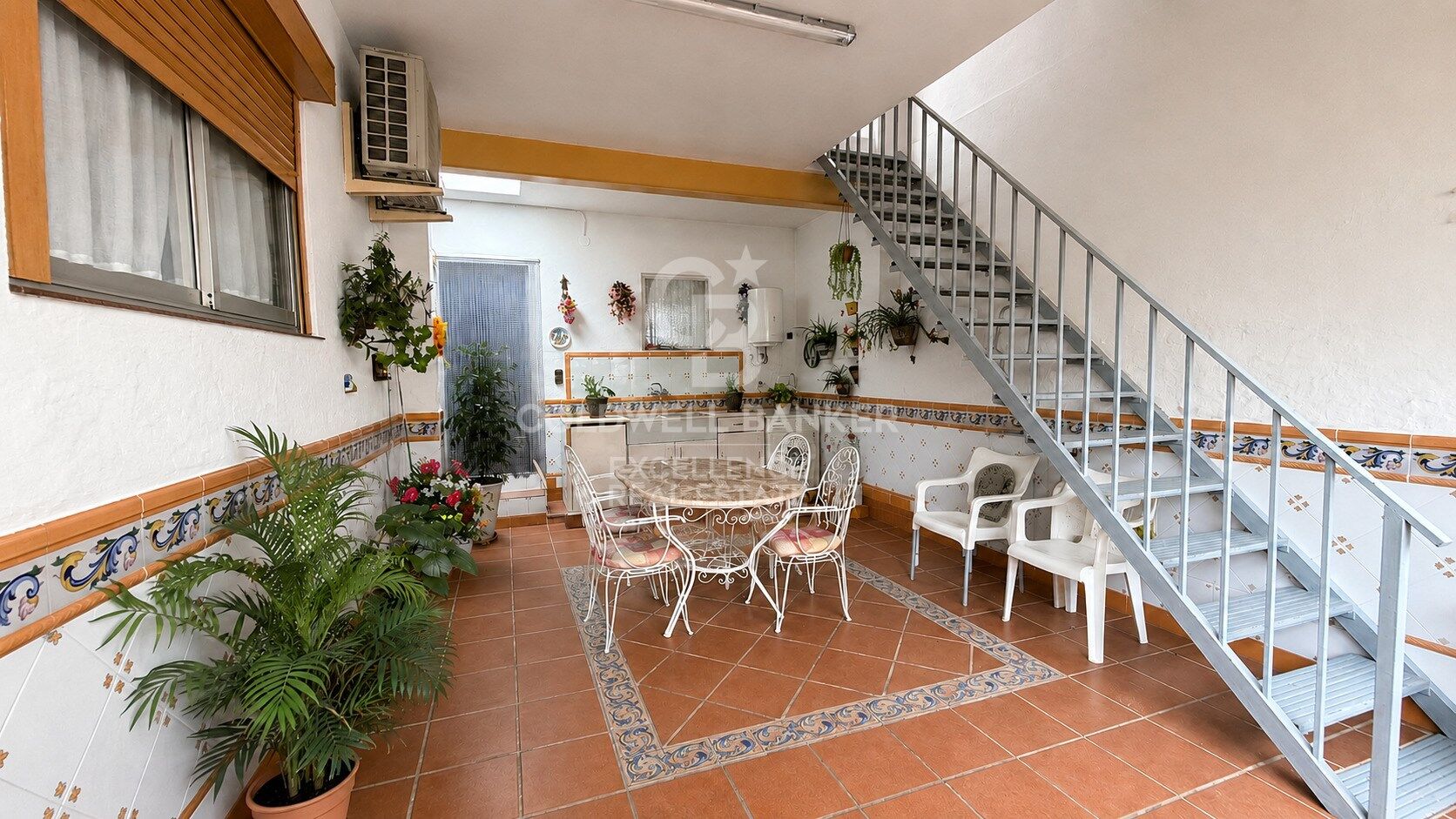 Spacious home with private gardens, terrace and multiple storage spaces in Loriguilla