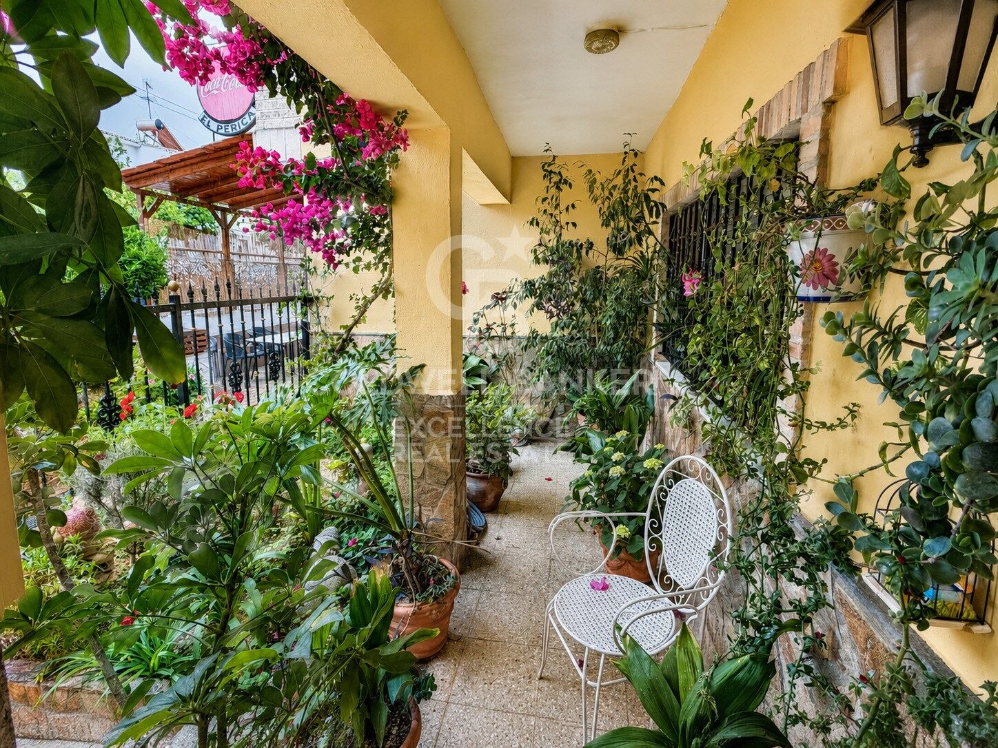 Spacious home with private gardens, terrace and multiple storage spaces in Loriguilla