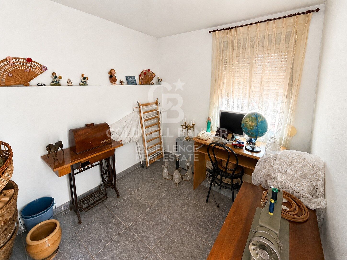 Spacious home with private gardens, terrace and multiple storage spaces in Loriguilla