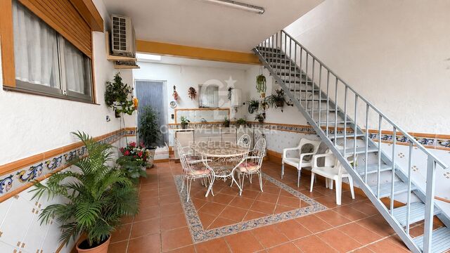Amplia vivienda con jardines privados, terraza y múltiples espacios de almacenaje en Loriguilla